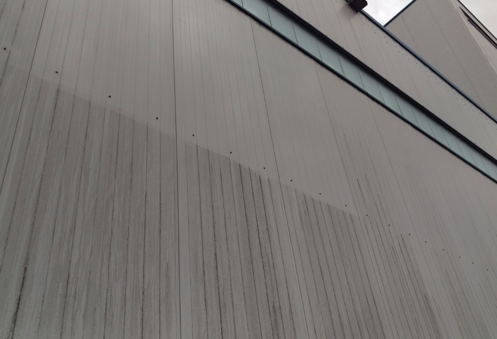 gereinigte Blechfassade im Vergleich - so kann's aussehen
