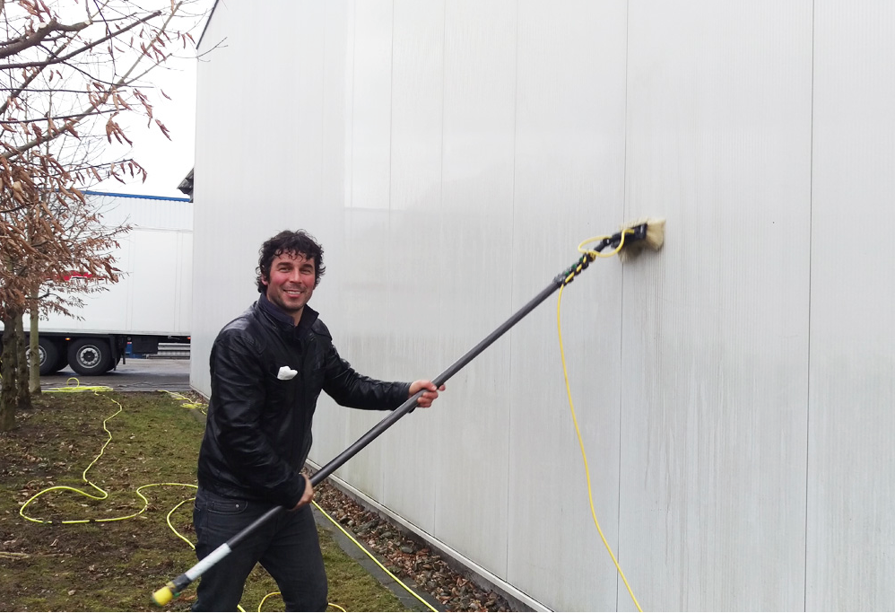Reinigung einer Blechfassade mit entmineralisiertem Wasser 